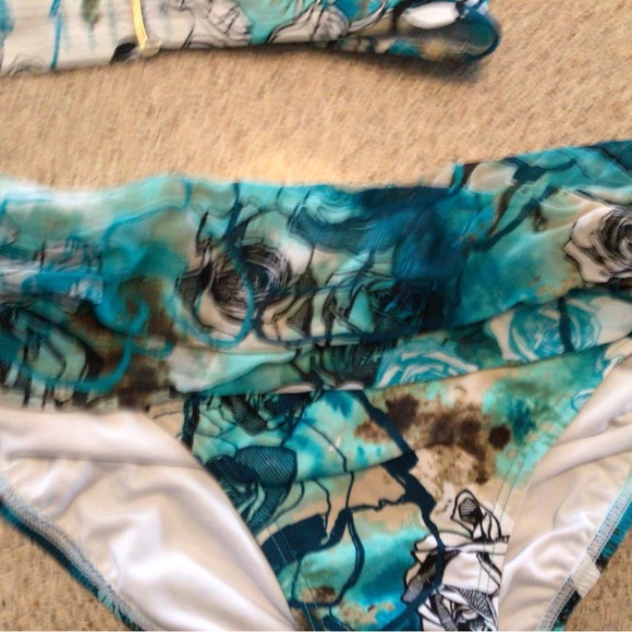 Bikini - Picture 3 of 8